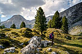 Trekking nel Parco Naturale Puez-Odle. La lunga discesa dal Rifugio Puez a Selva in Valgardena lungo la Vallelunga. Sul bordo del solco della Vallelunga con il monte Stevia.